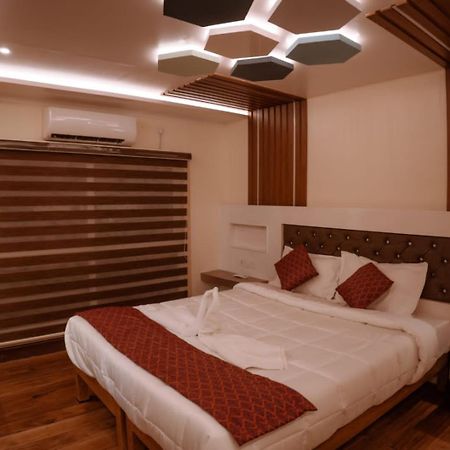 Victoria Houseboats Hotel Alappuzha Buitenkant foto